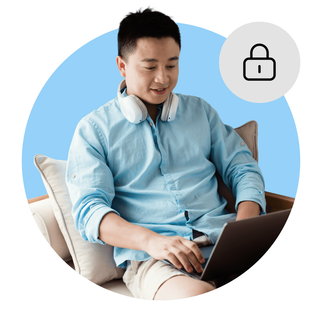 Raspberry Piに対応した信頼性の高いVPNを使い、セキュリティとプライバシーを強化しながらパソコンでコンテンツを視聴している男性。