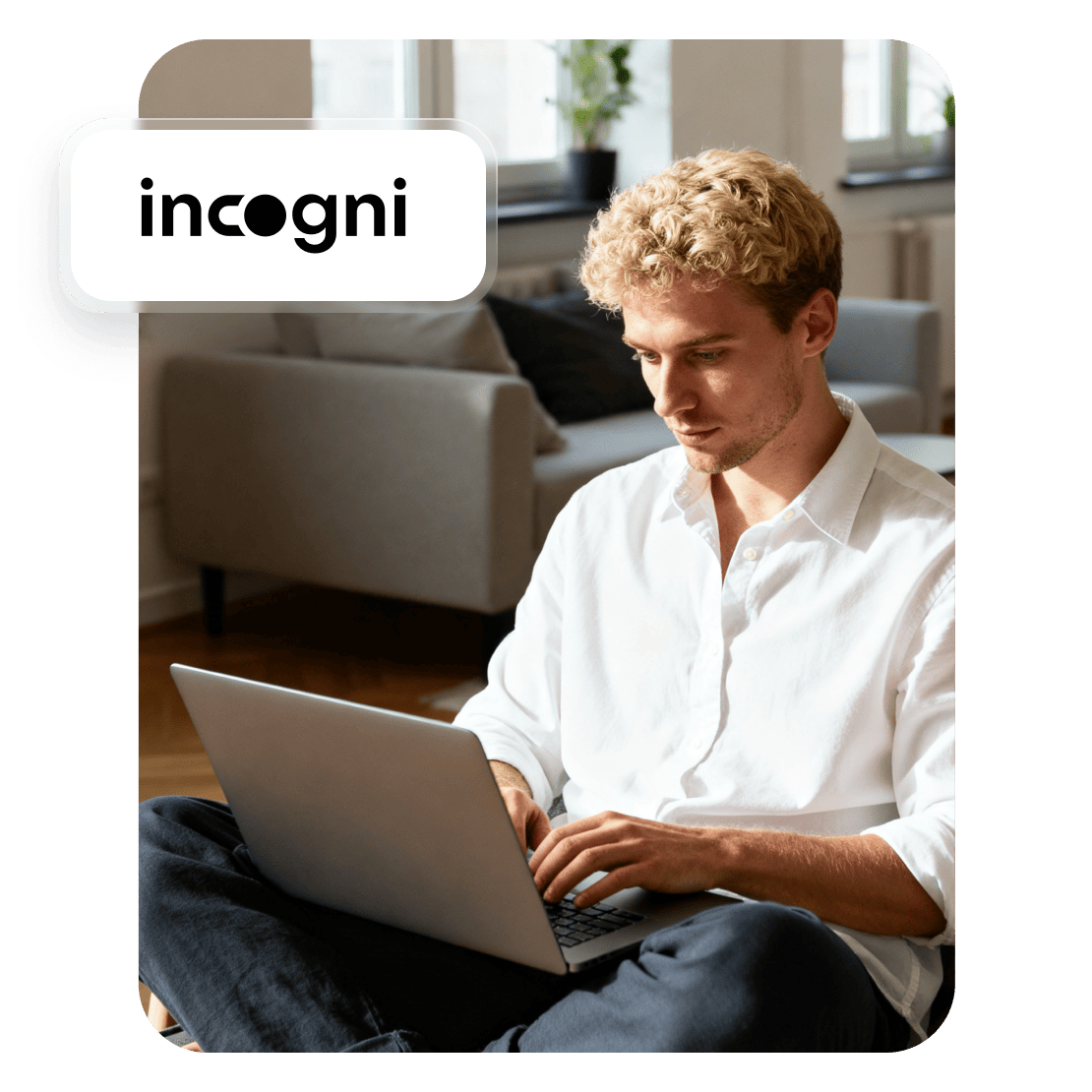 En man använder Incogni på en bärbar dator för att ta bort sina personuppgifter hos datamäklare.