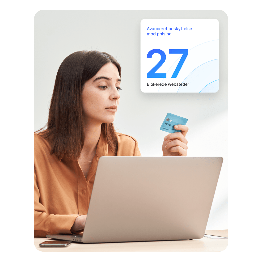 En kvinde bruger avanceret beskyttelse mod phishing til at shoppe sikkert på nettet.