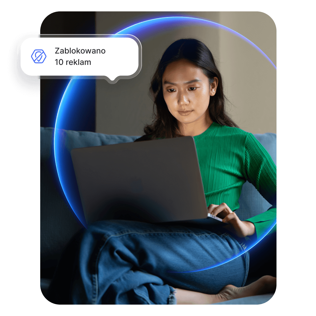 Kobieta korzystająca z blokady reklam NordVPN na laptopie.