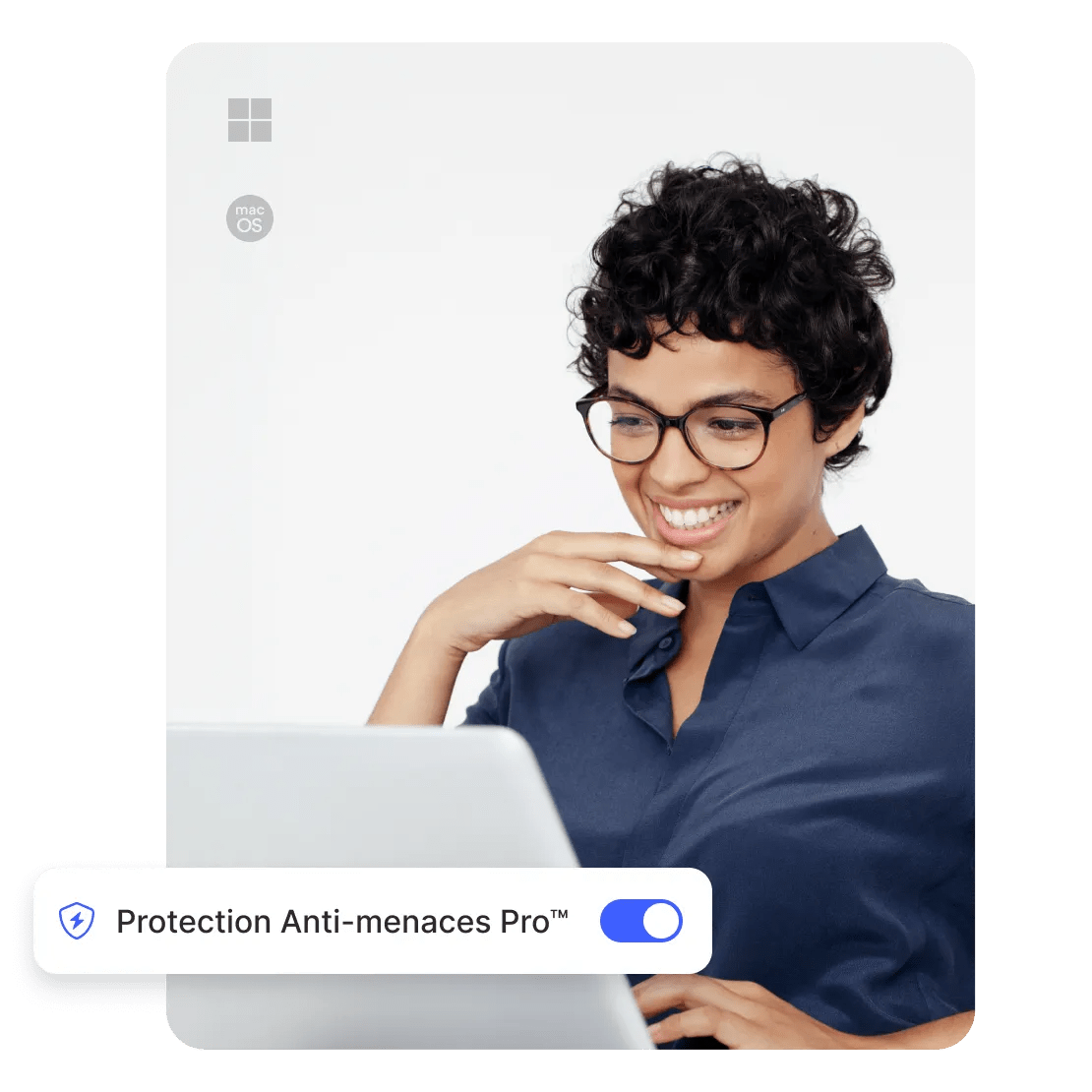 Une femme profite d&#39;une navigation plus sécurisée sur son ordinateur portable avec Protection Anti-menaces Pro™.