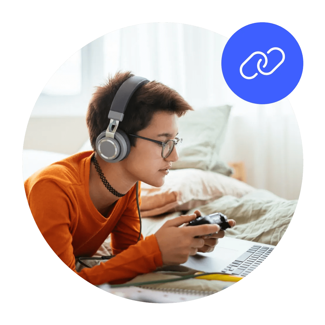 Uma mulher a usar a NordVPN para jogar jogos multijogador.