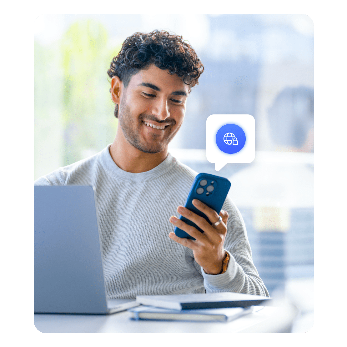 一个人正在使用手机设置 VPN 和其他网络安全解决方案。