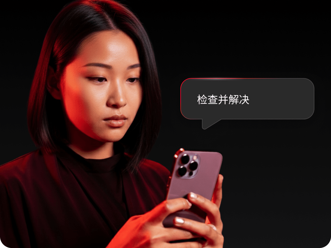 女士正在手机上查看暗网监控工具的警报，准备解决问题。