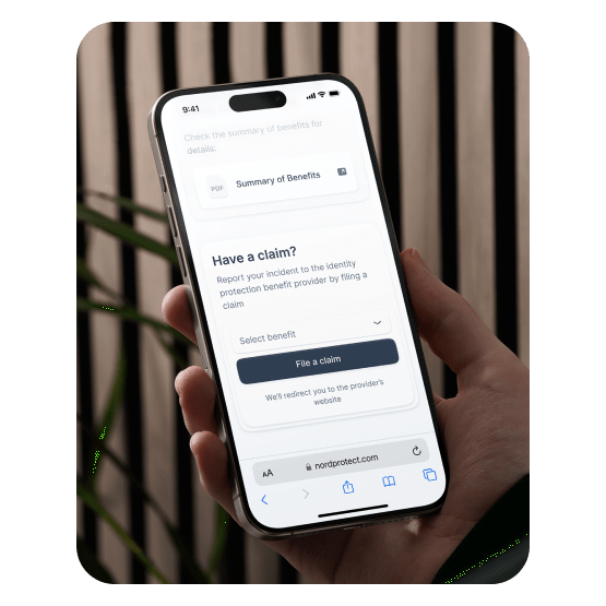 Eine Hand hält ein Smartphone, auf dessen Bildschirm die NordProtect-Oberfläche zur Schadensmeldung angezeigt wird.