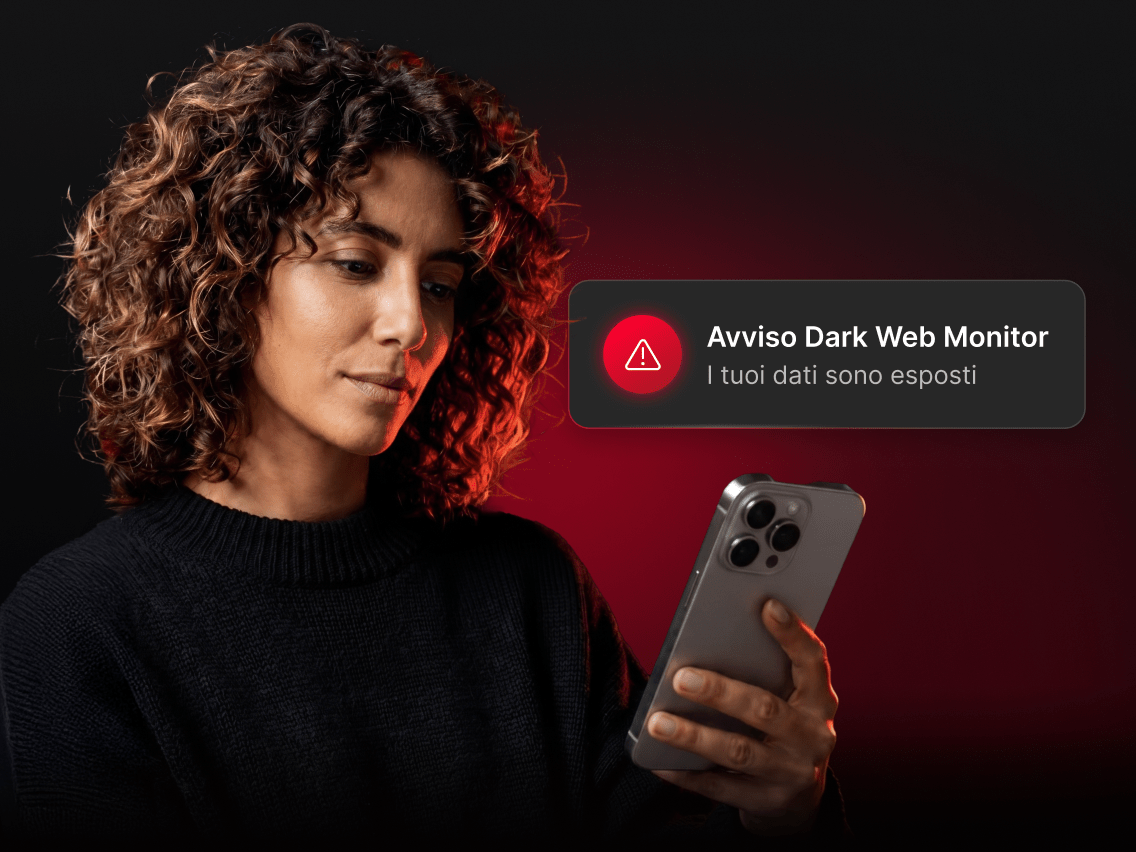 Una persona che usa la funzionalità Dark Web Monitor di NordVPN sul proprio smartphone.