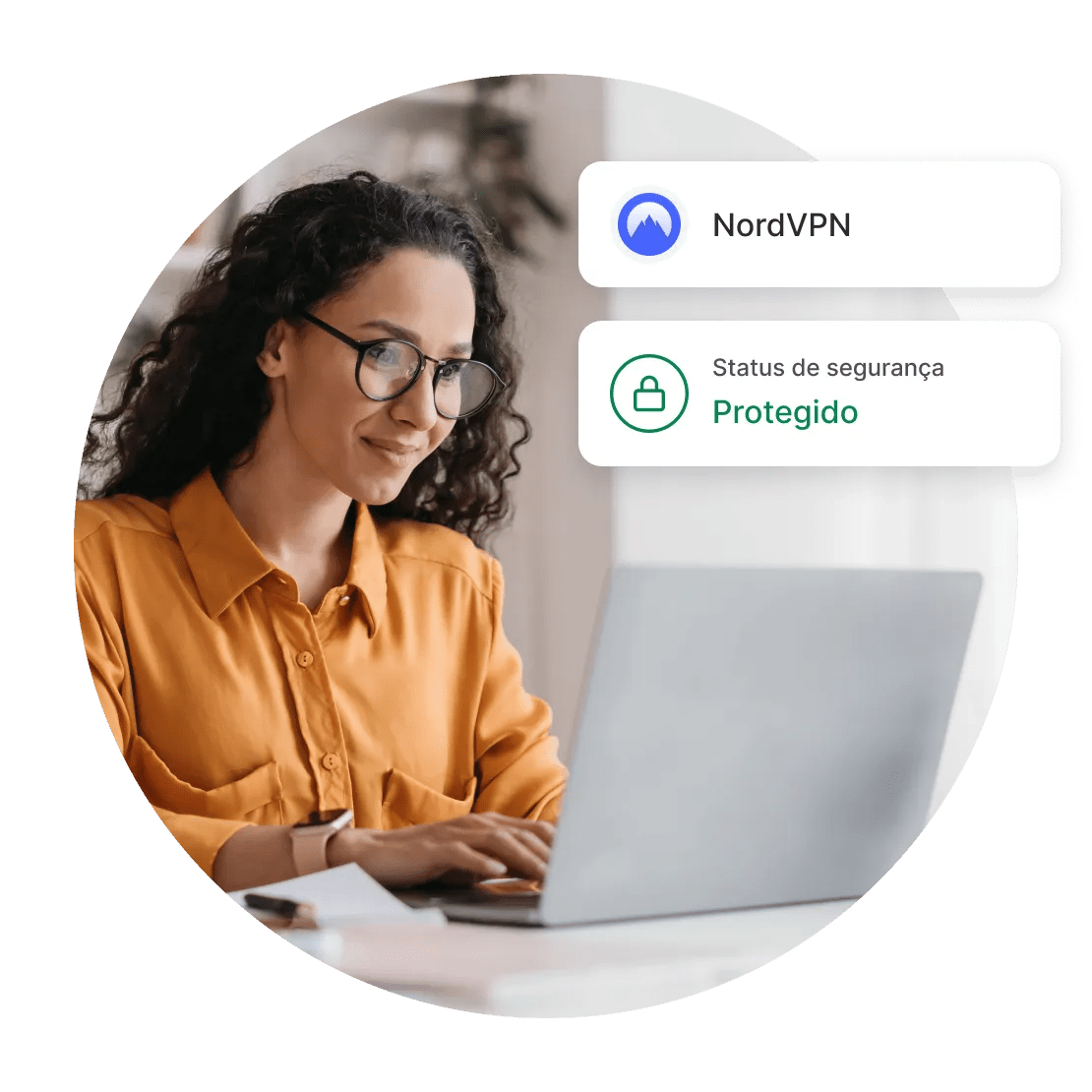 Uma mulher usando a NordVPN para ter mais segurança e privacidade ao se conectar à Dark Web.