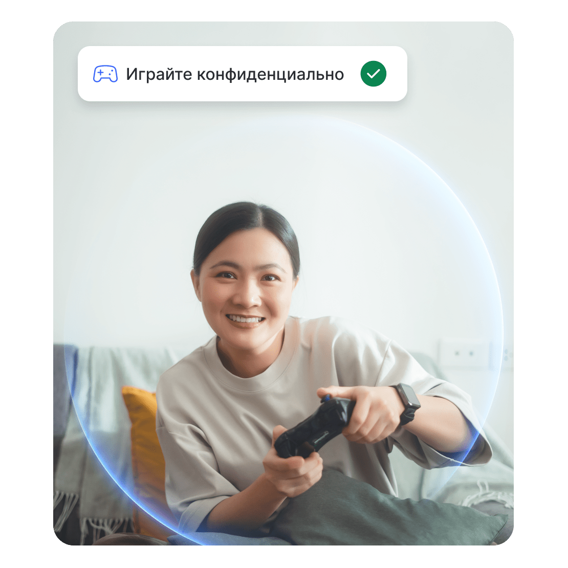 Женщина держит игровой контроллер.