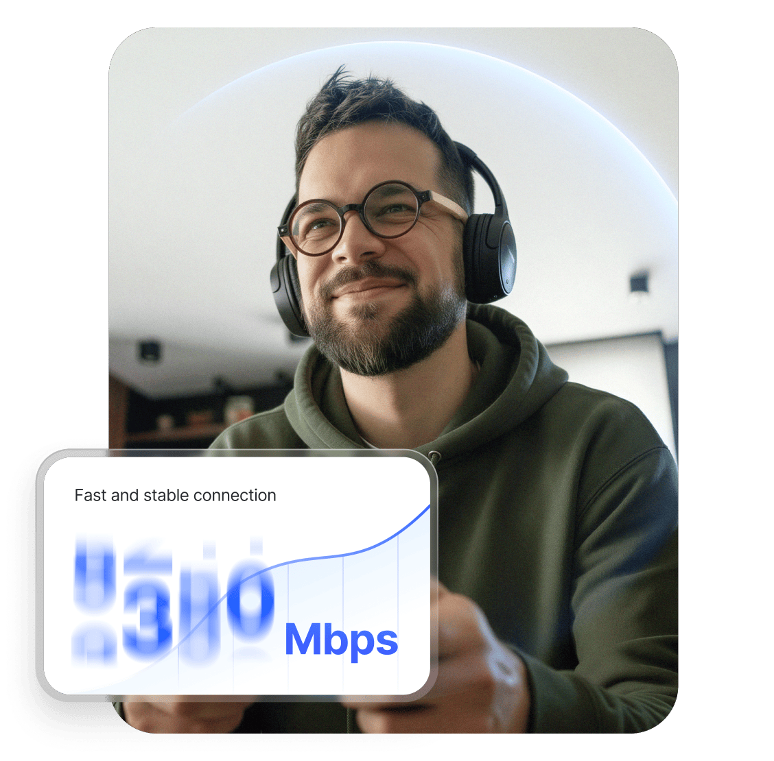 Seseorang bermain video game di komputer dengan perlindungan NordVPN aktif.