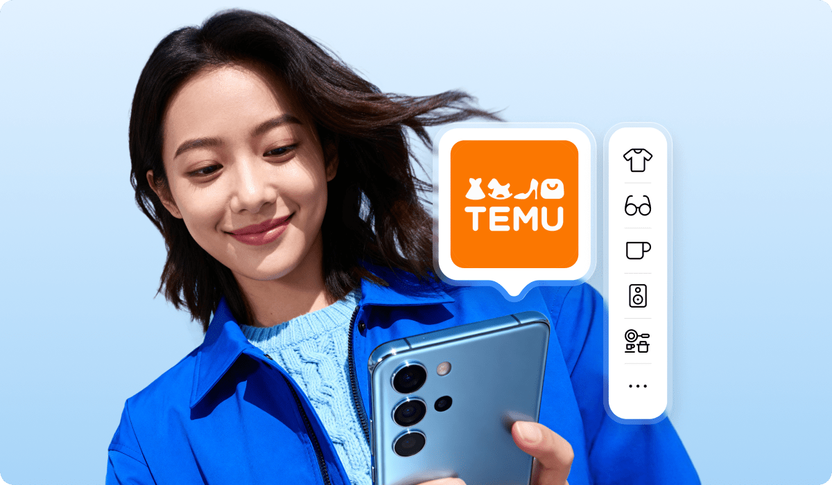 TEMUをスマートフォンで使用する女性
