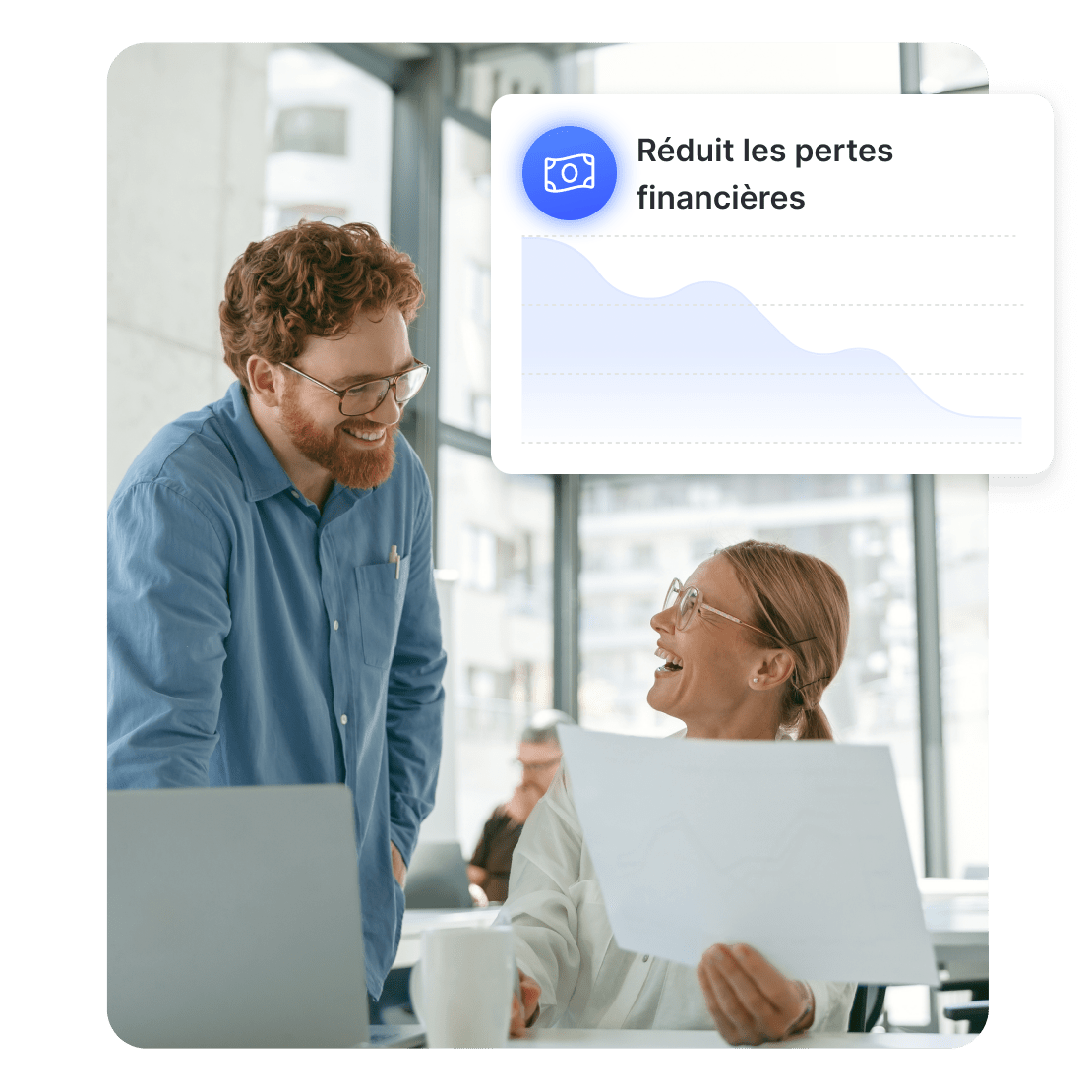 Un homme et une femme discutent de la façon dont la cybersécurité réduit les pertes financières.