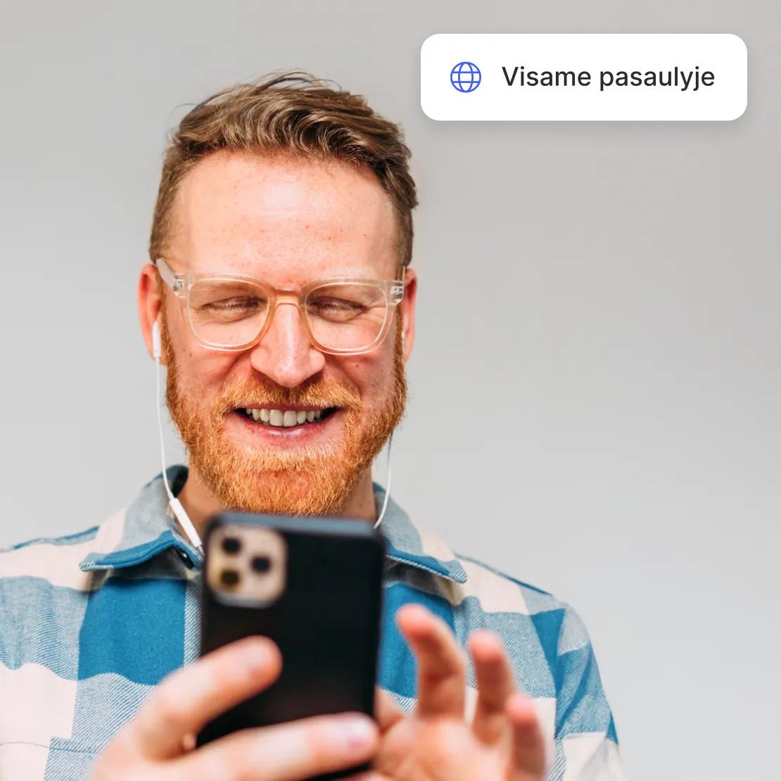 Vyras džiaugiasi pasauliniu VPN tinklu savo išmaniajame telefone.
