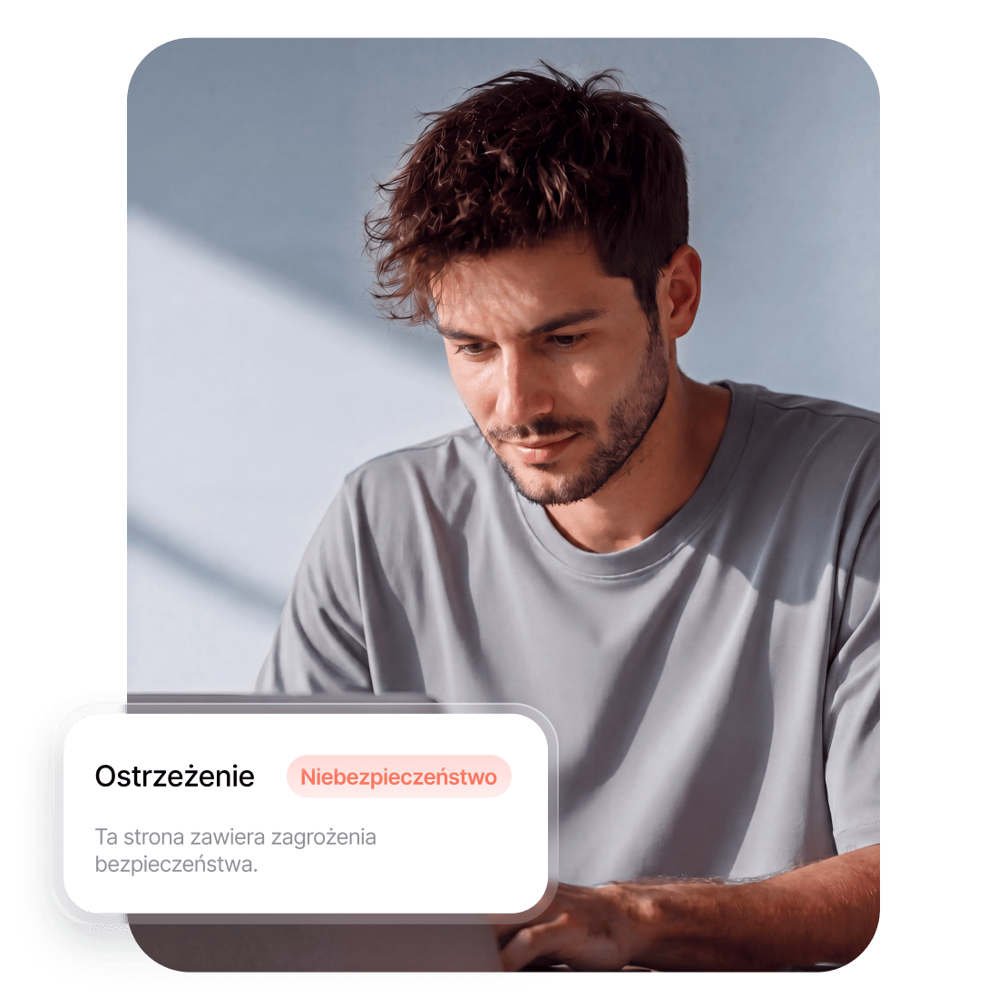Mężczyzna korzystający z wykrywacza oszustw na swoim laptopie.