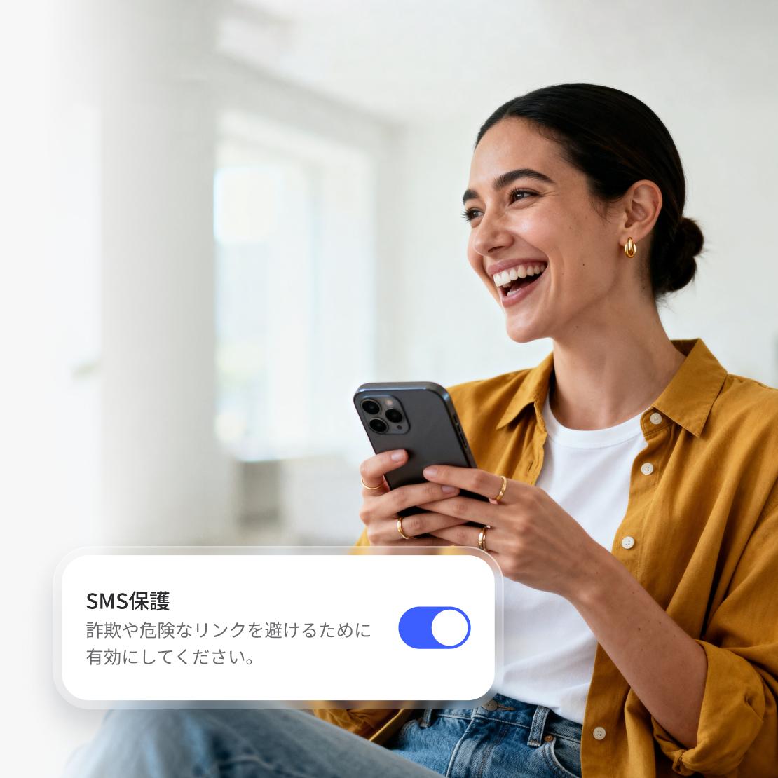 スマートフォンでNordVPNの迷惑SMS対策を使用し、詐欺や危険なリンクを回避している人。