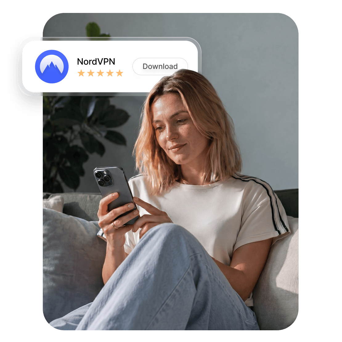 Eine Frau sieht auf ihrem Handy eine Aufforderung zum Herunterladen der NordVPN-App.