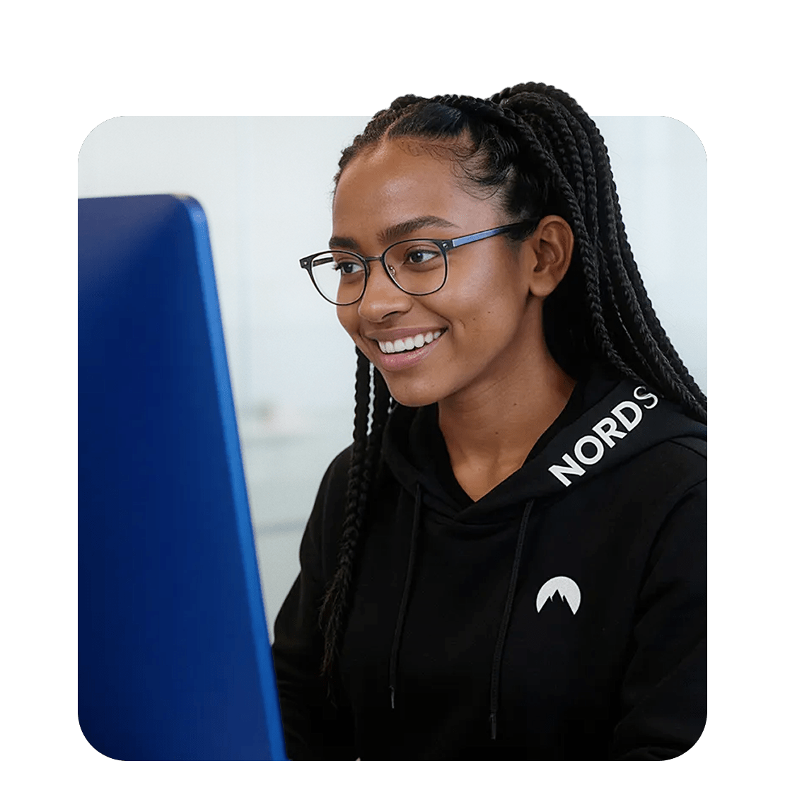 NordVPN:n asiakaspalvelija tietokoneen ääressä.