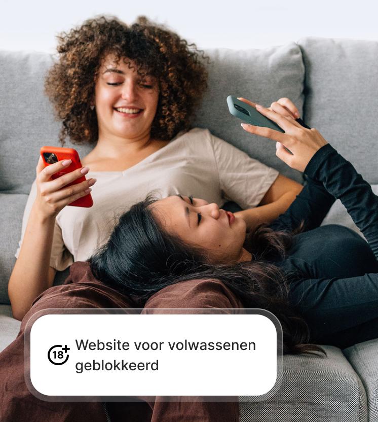 Twee vrouwen die hun telefoon veilig gebruiken met scam- en phishingbescherming die sites met inhoud voor volwassenen blokkeert.