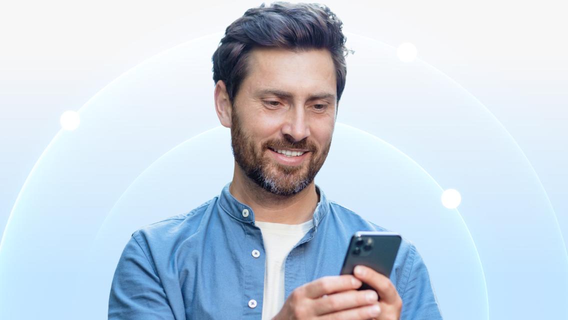 一个人在手机上检查网络安全设置。