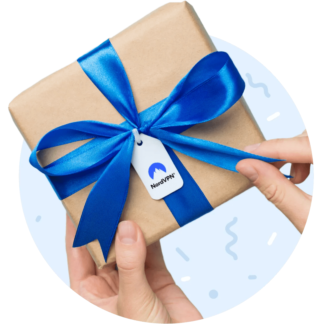 Mãos segurando um presente de Natal da NordVPN.