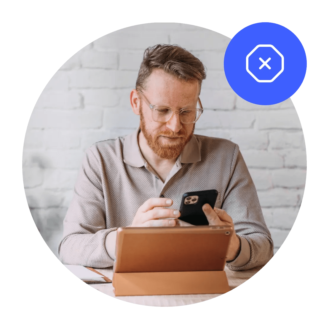 Un hombre frustrado porque la conexión VPN se ha bloqueado y su teléfono se ha quedado sin protección VPN.