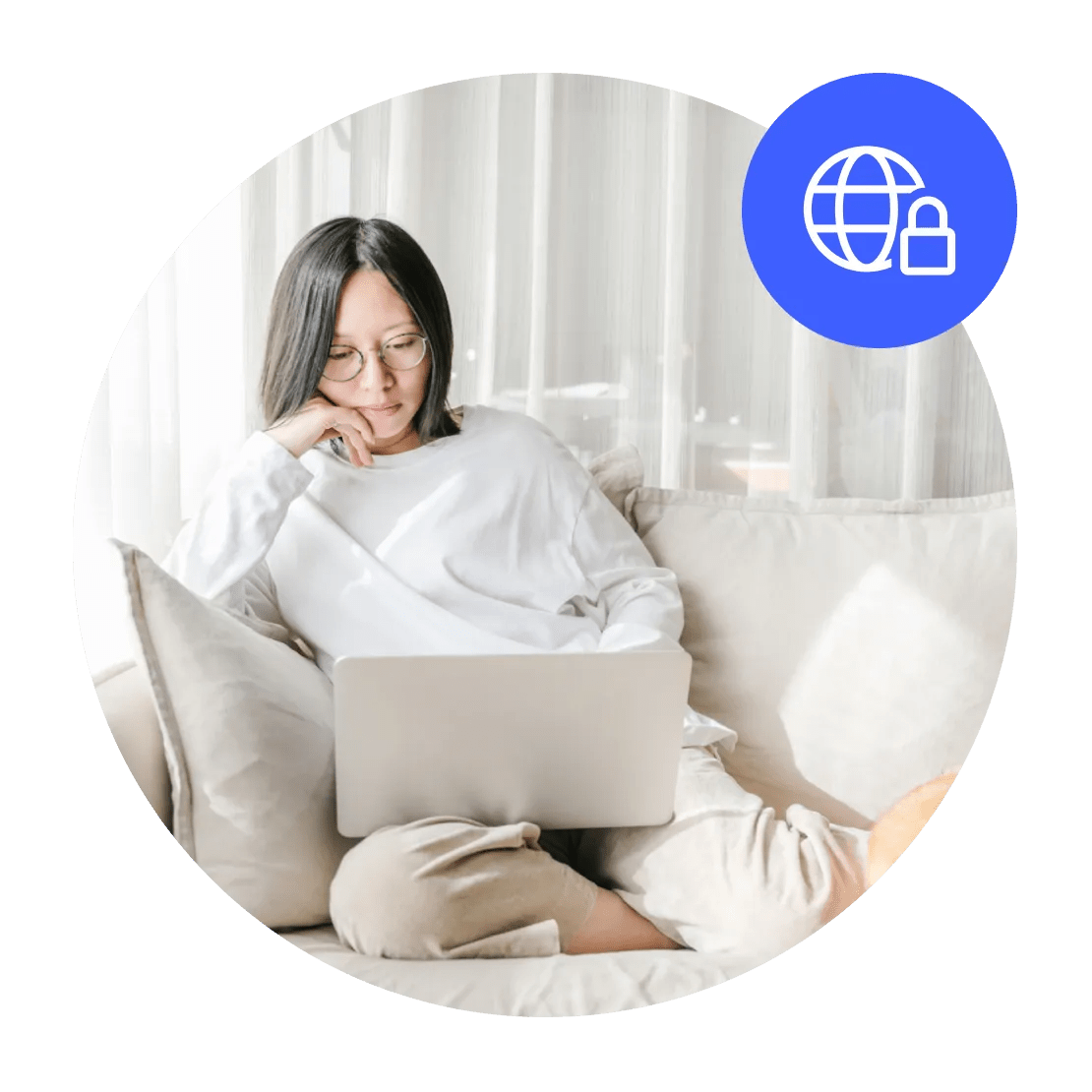 一個女人正在瀏覽已啟用 VPN 的 Linux 手提電腦。