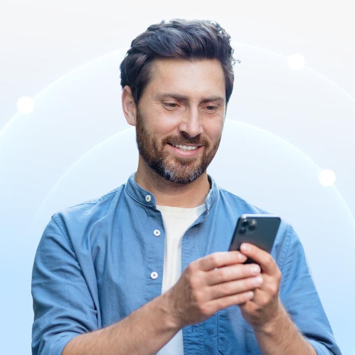 一个人在手机上检查网络安全设置。