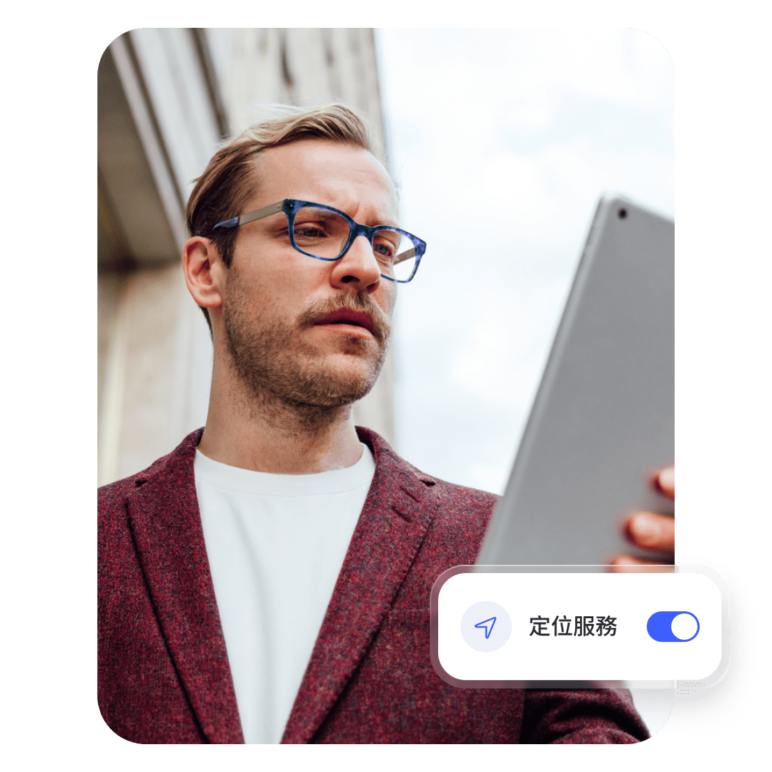 一個人正在平板電腦上使用 VPN 以限制位置追蹤。