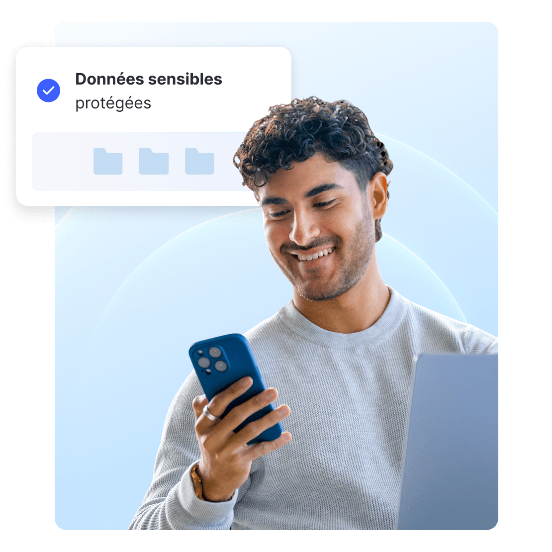 Un homme naviguant sur Internet sur un téléphone avec une notification concernant des données sensibles sécurisées.