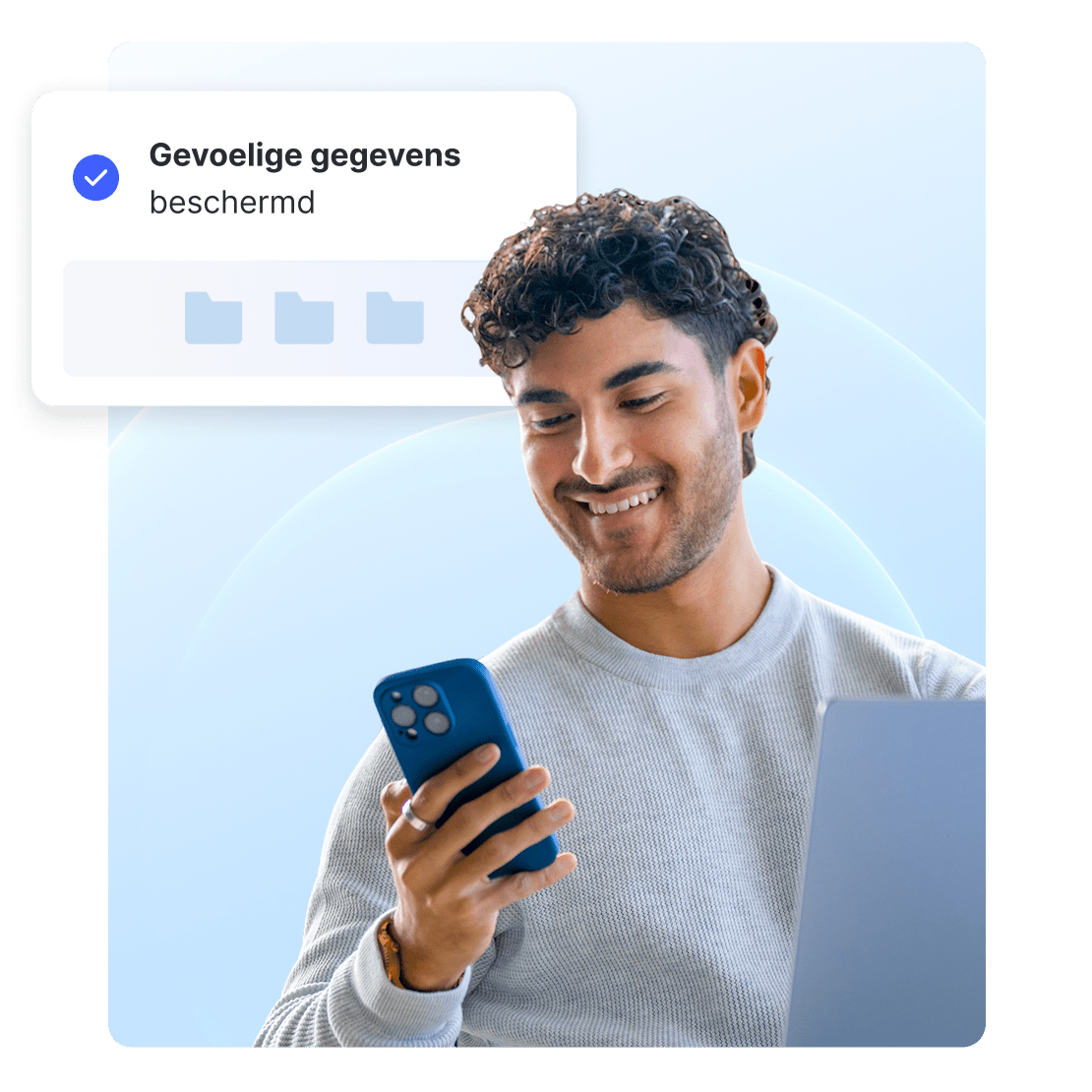 Een man die op het web surft met een telefoon met een melding over beveiligde gevoelige gegevens.