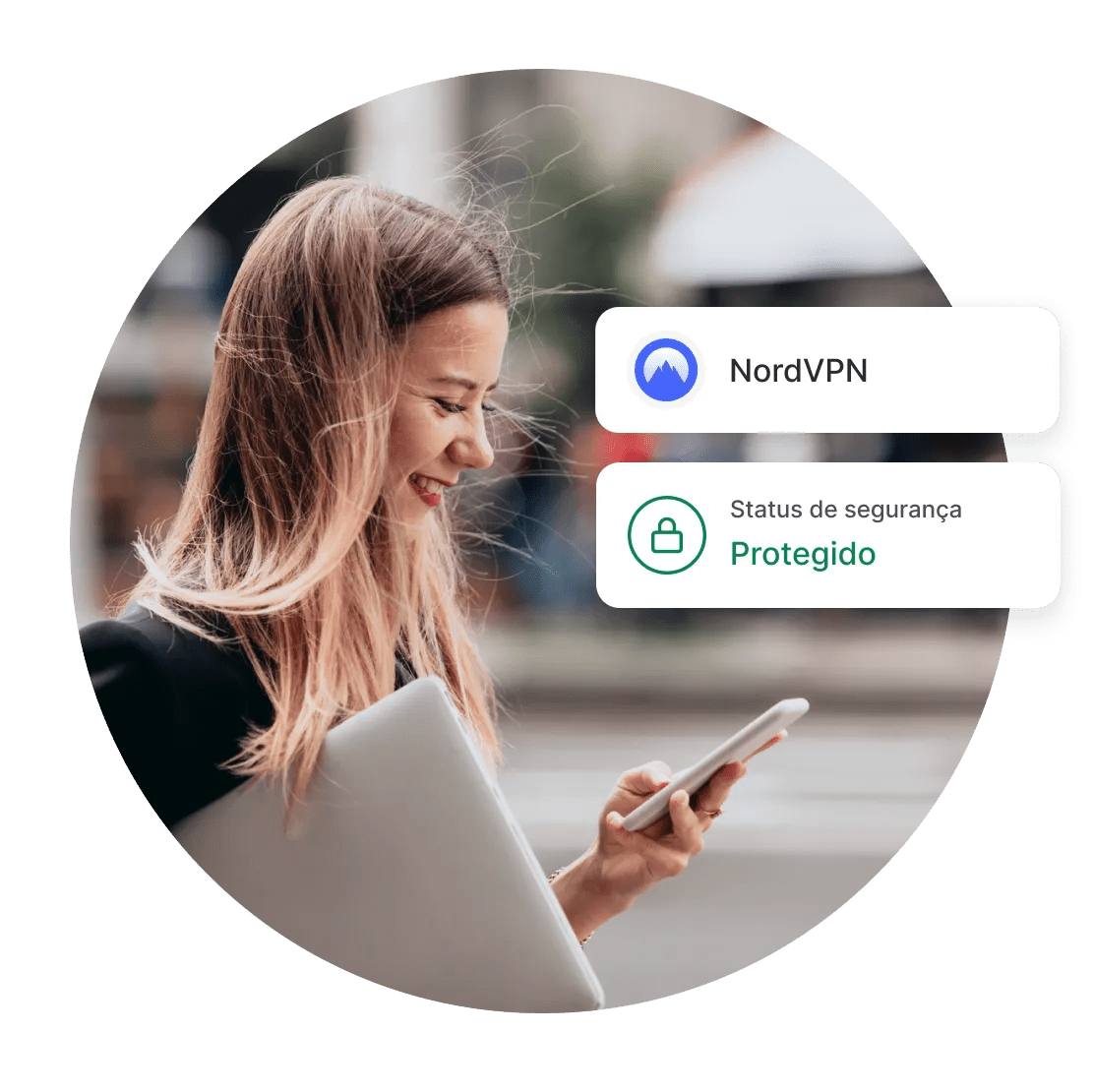 Uma mulher usando o cliente de VPN da NordVPN no telefone para proteger sua conexão.