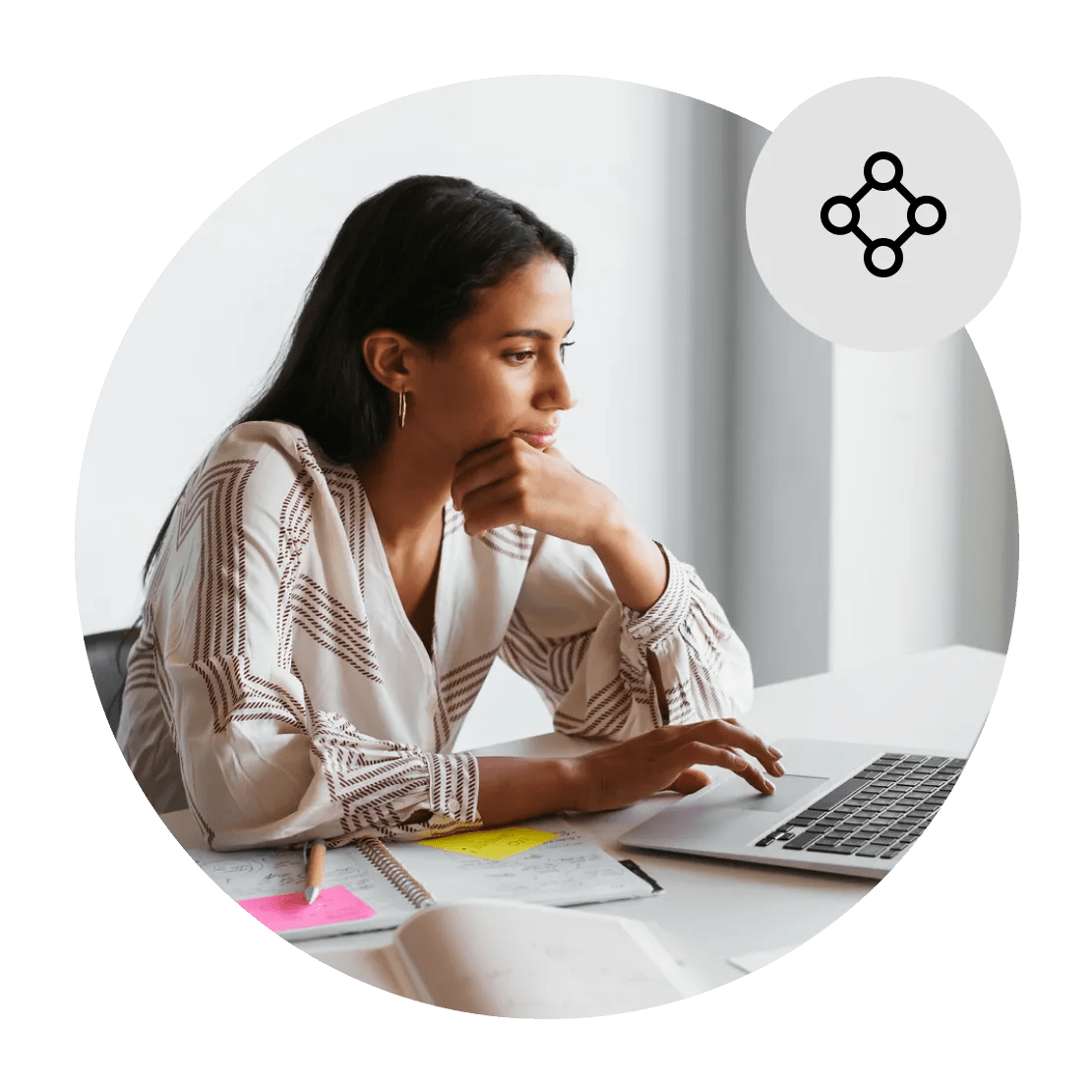 Uma mulher a utilizar a Meshnet no Chromebook dela para partilhar ficheiros em segurança.