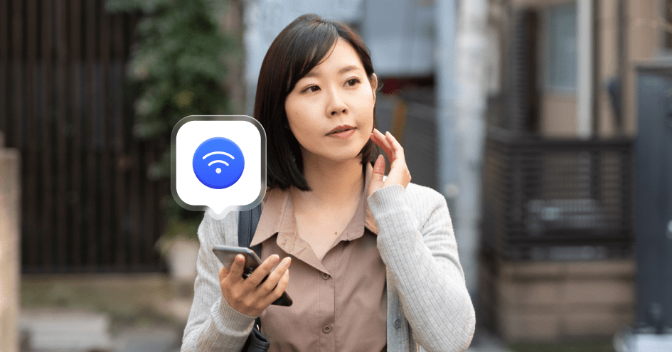 女子手持 Android 手机，并使用 VPN 上网