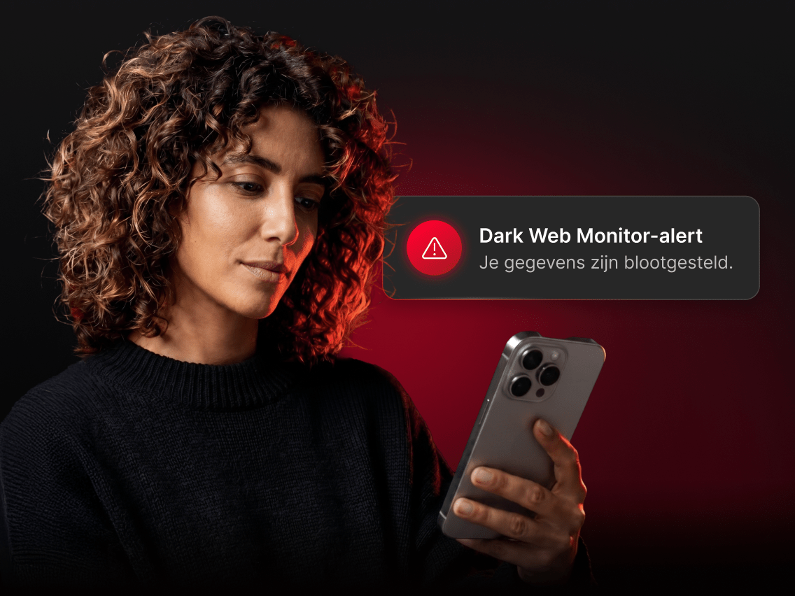 Een persoon die de Dark Web Monitor-functie van NordVPN op zijn smartphone gebruikt.