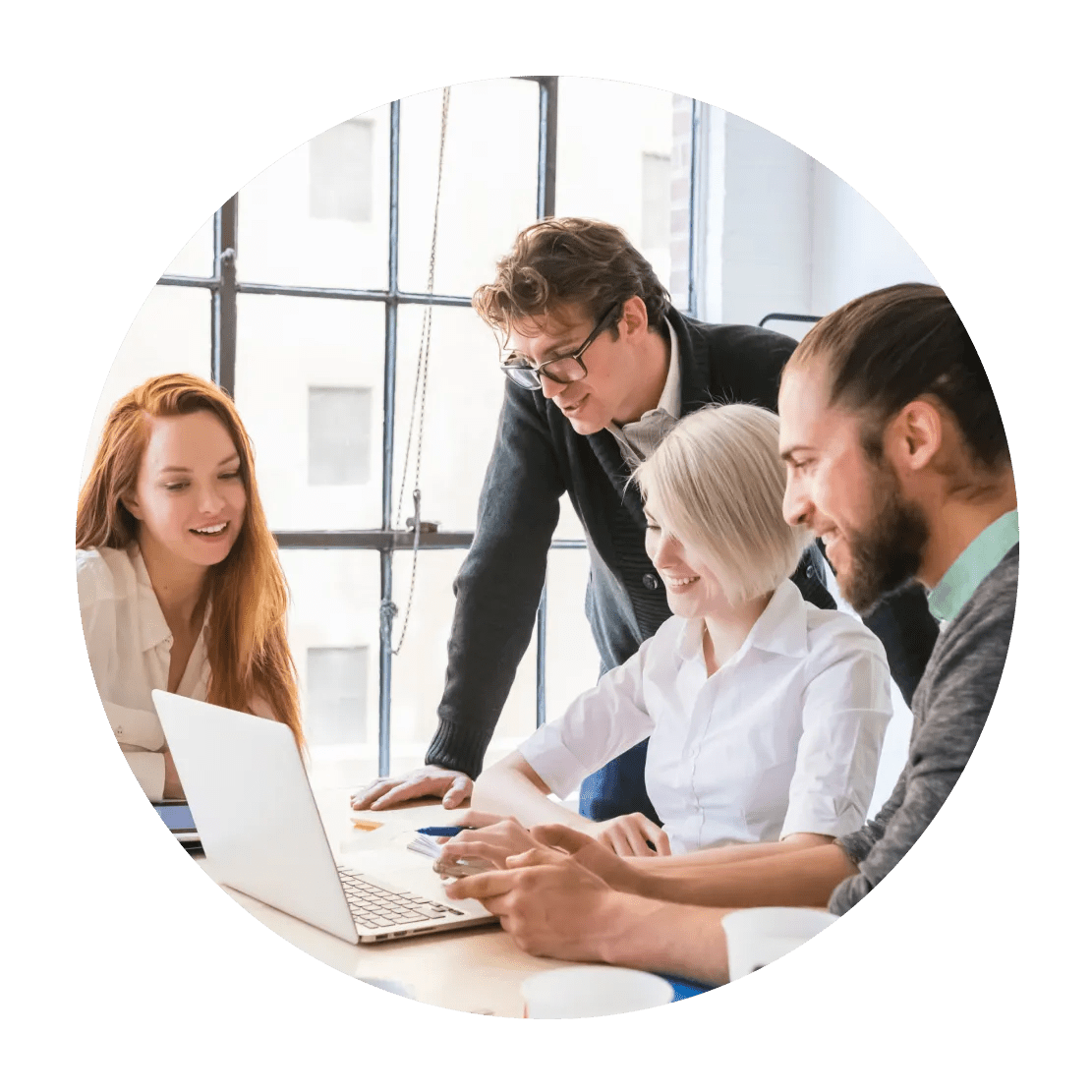 Une équipe d&#39;employés utilisant une solution VPN professionnelle pour collaborer en toute sécurité sur différents appareils.