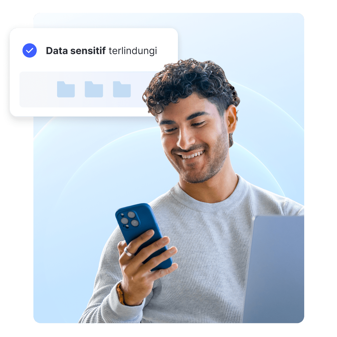 Seorang pria browsing dari ponsel dengan notifikasi data sensitif yang aman.