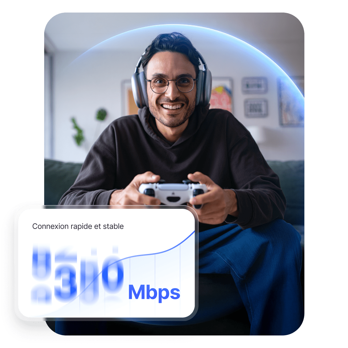 Un homme jouant sur sa console avec une connexion NordVPN rapide et stable.