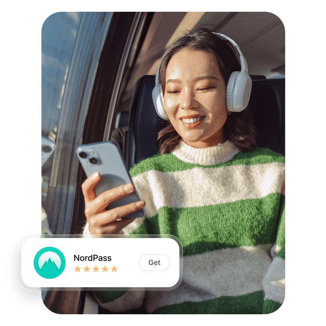 Une personne utilise son smartphone pour attribuer 5 étoiles à l’application NordPass.