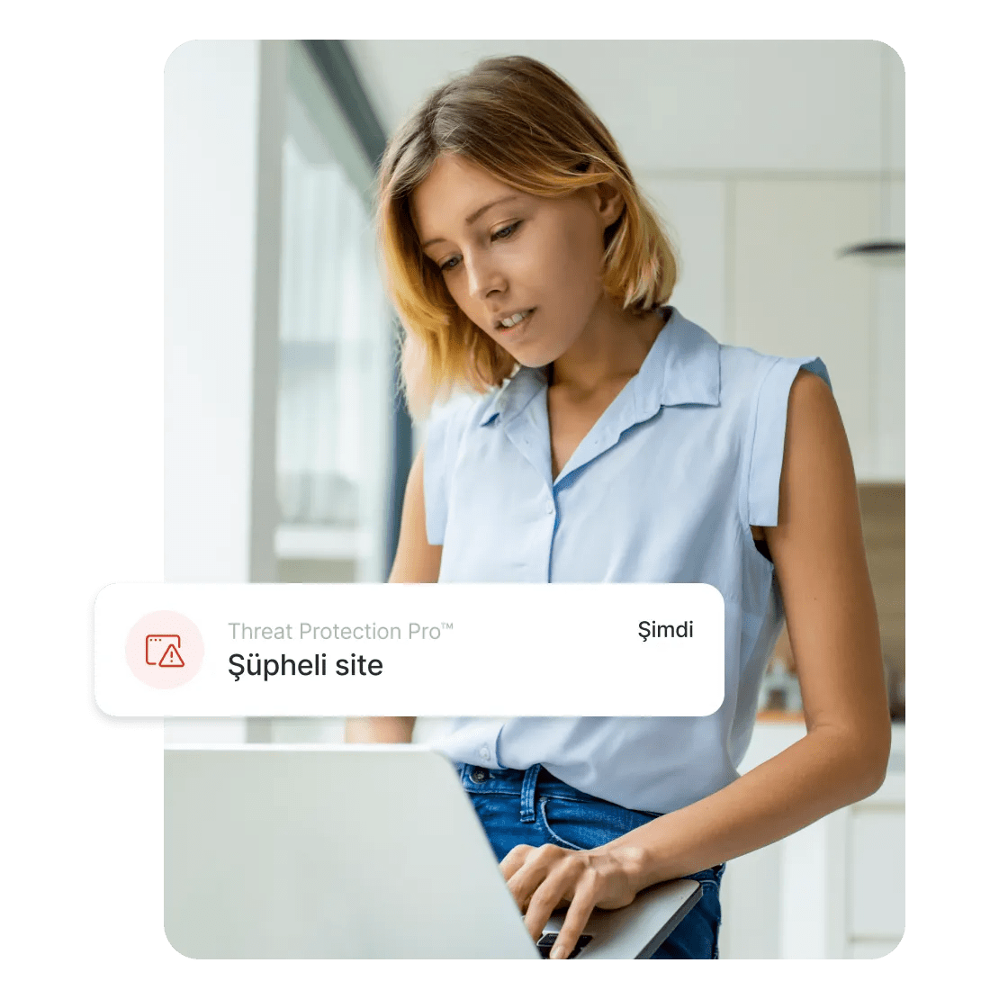 Bir kişi, Threat Protection Pro™ tarafından gönderilen ve karşısında şüpheli bir sitenin olduğuna dair uyarıyı okuyor.