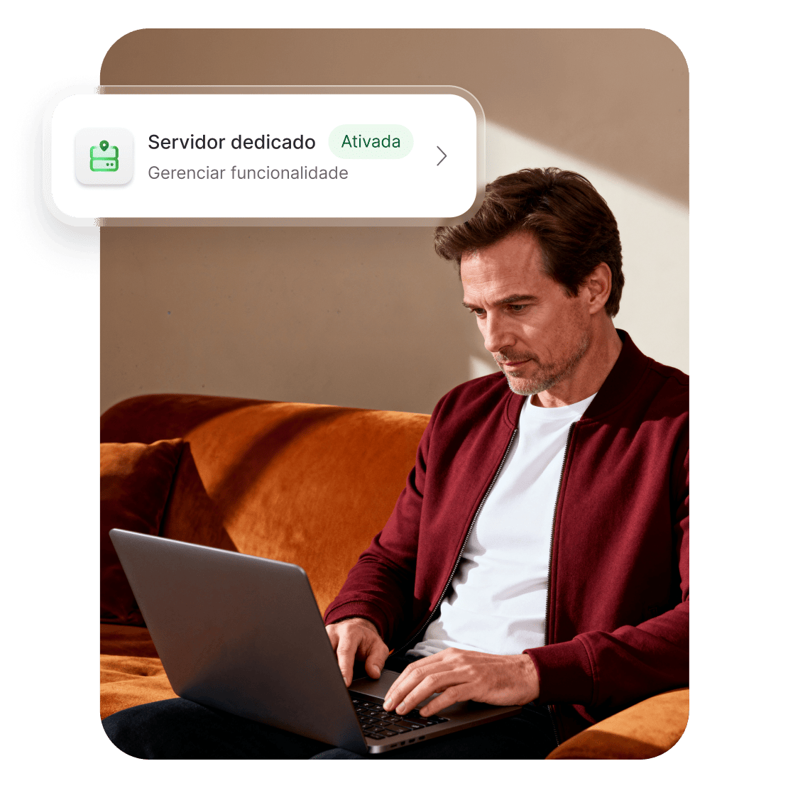 Pessoa usando um IP dedicado no laptop para acessar dispositivos e serviços remotos.