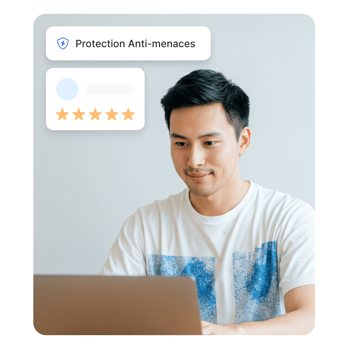 Un homme rédige un avis cinq étoiles sur Protection Anti-menaces Pro™ de NordVPN.