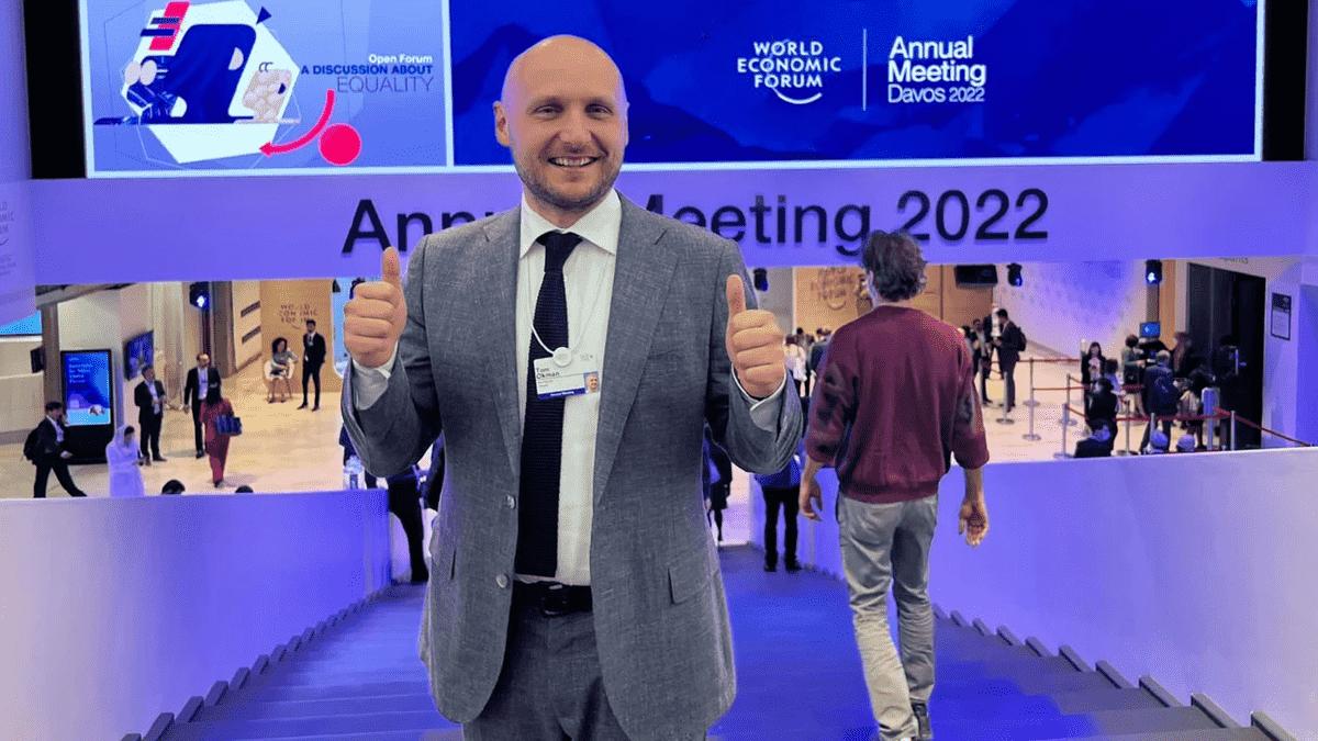 Tom Okman giving a thumbs up at the World Economic Forum in Davos 2022.