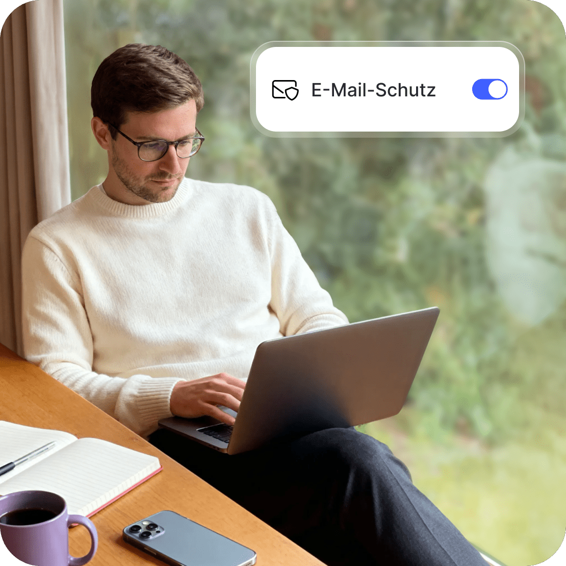 Ein Mann benutzt einen Laptop, auf dem die E-Mail-Schutzfunktion im Antivirus der neuesten Generation von NordVPN aktiviert ist.