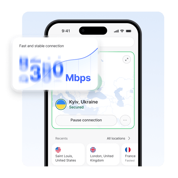 На екрані комп’ютера показано, що користувач захищений VPN-з’єднанням після завантаження NordVPN.
