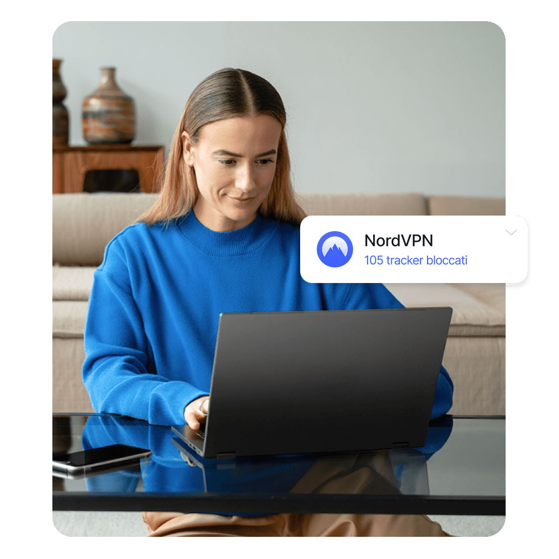 Una donna che cerca le offerte del Black Friday sul suo portatile su cui ha attivato NordVPN per bloccare i tracker.