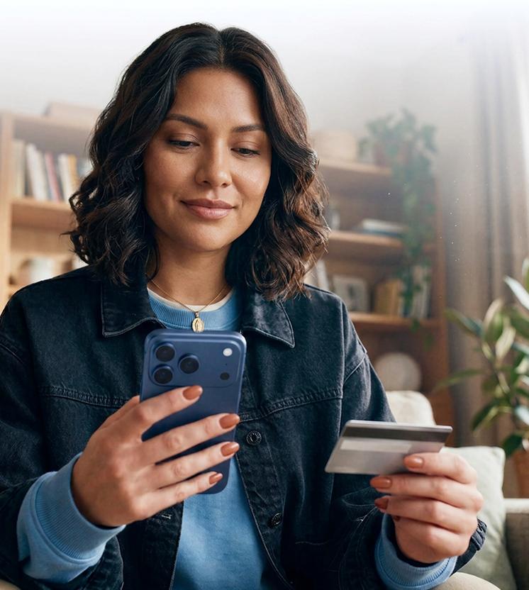 Una persona usa el teléfono para configurar una VPN sin riesgos con una garantía de devolución del dinero de 30 días.
