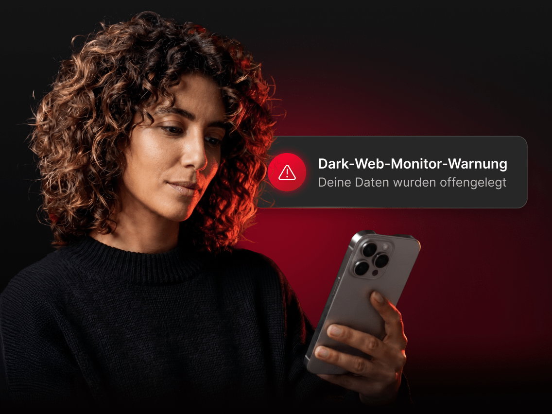 Eine Person, die die Dark-Web-Monitor-Funktion von NordVPN auf ihrem Smartphone nutzt.