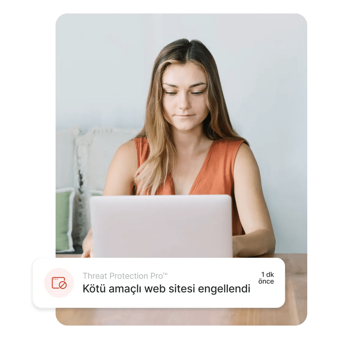 Bir kişi, Threat Protection Pro™ tarafından gönderilen, engellenen kötü amaçlı bir web sitesi hakkındaki uyarıyı okuyor.