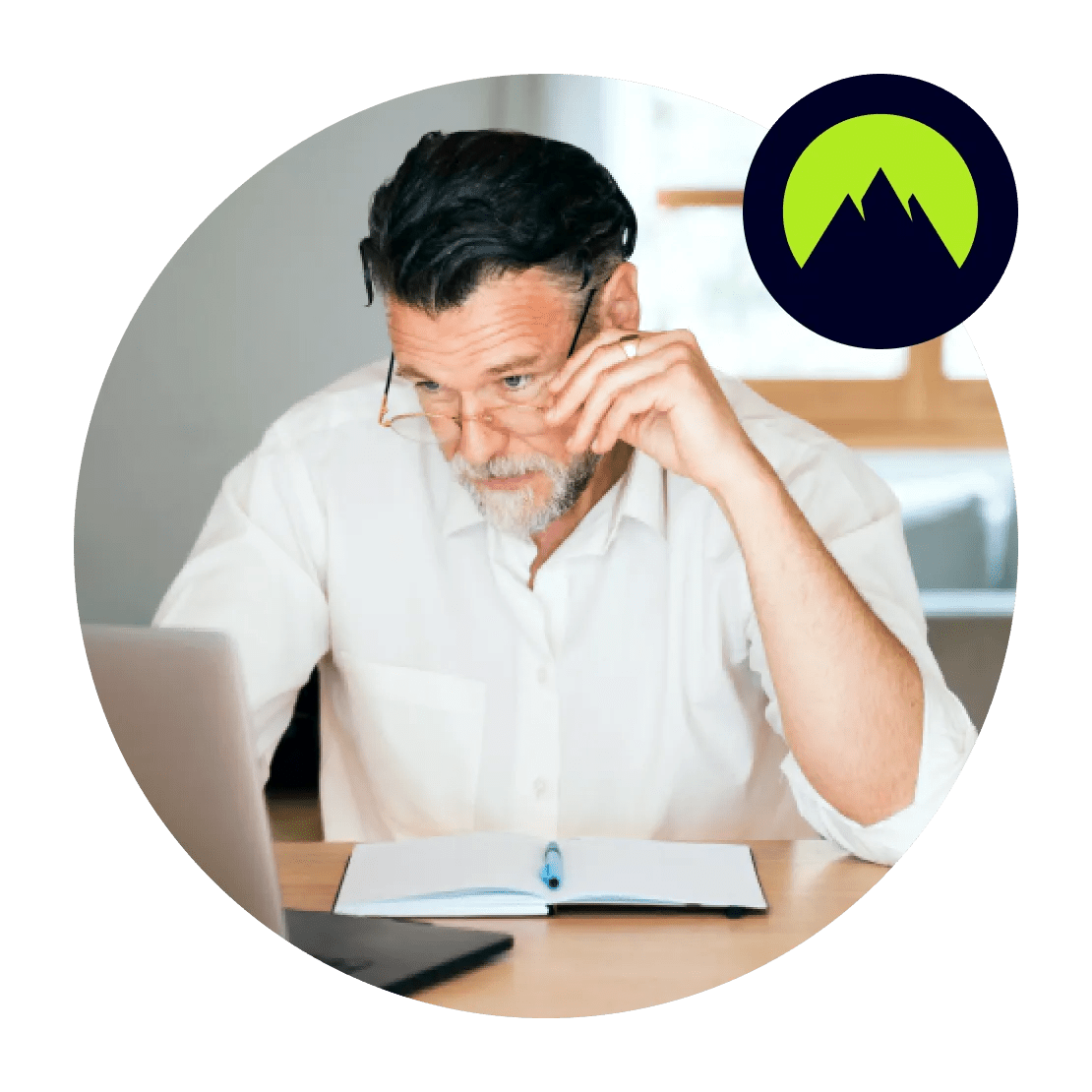 Un homme utilisant un VPN d&#39;entreprise pour améliorer sa sécurité et sa confidentialité en ligne tout en travaillant sur son ordinateur portable