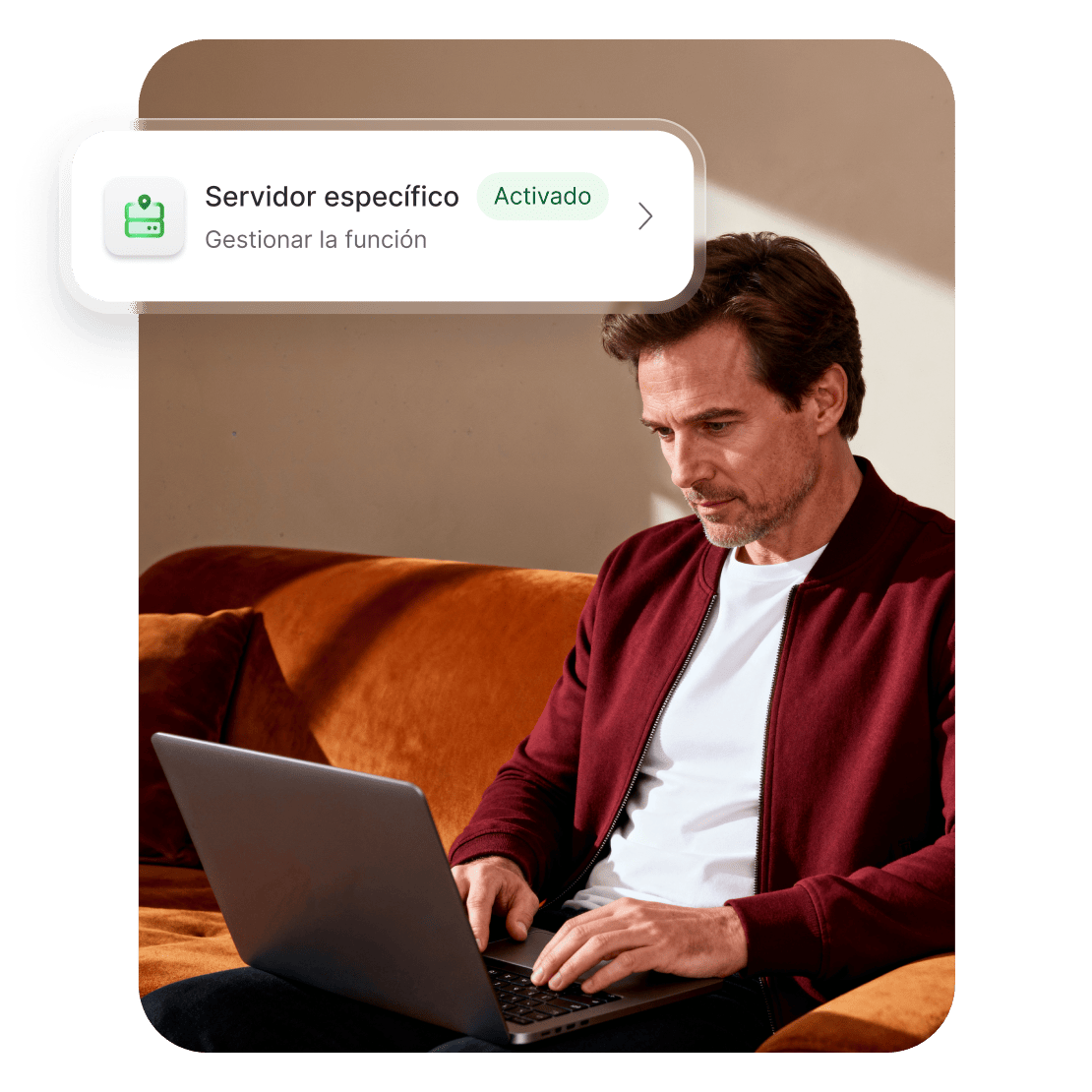 Una persona usa una IP dedicada en su laptop para acceder a dispositivos y servicios remotos.