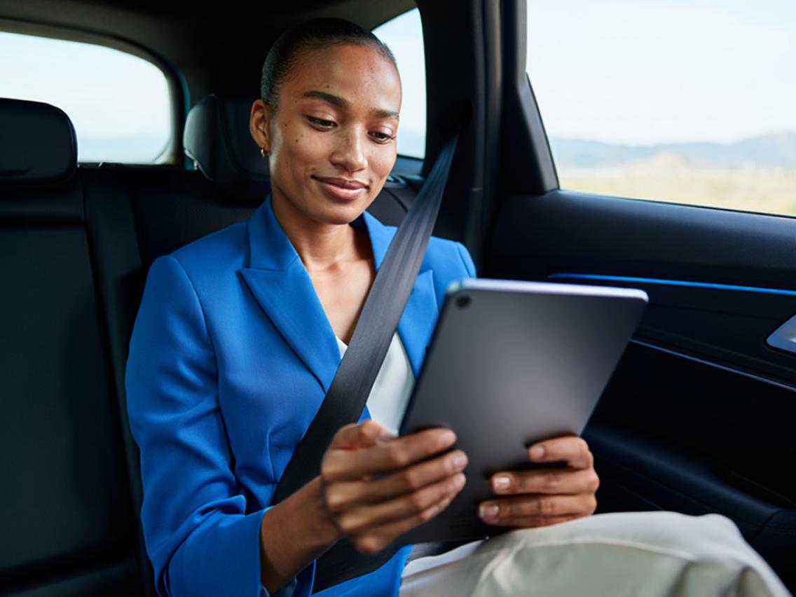 Uma pessoa usando um tablet com a NordVPN para navegar com mais segurança e comprar passagens aéreas mais baratas.